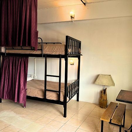 The Cabin Backpackers Hostel & Bar Чиангмай Экстерьер фото