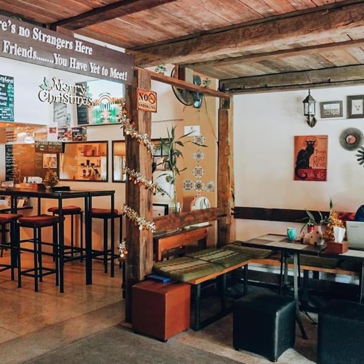 The Cabin Backpackers Hostel & Bar Чиангмай Экстерьер фото