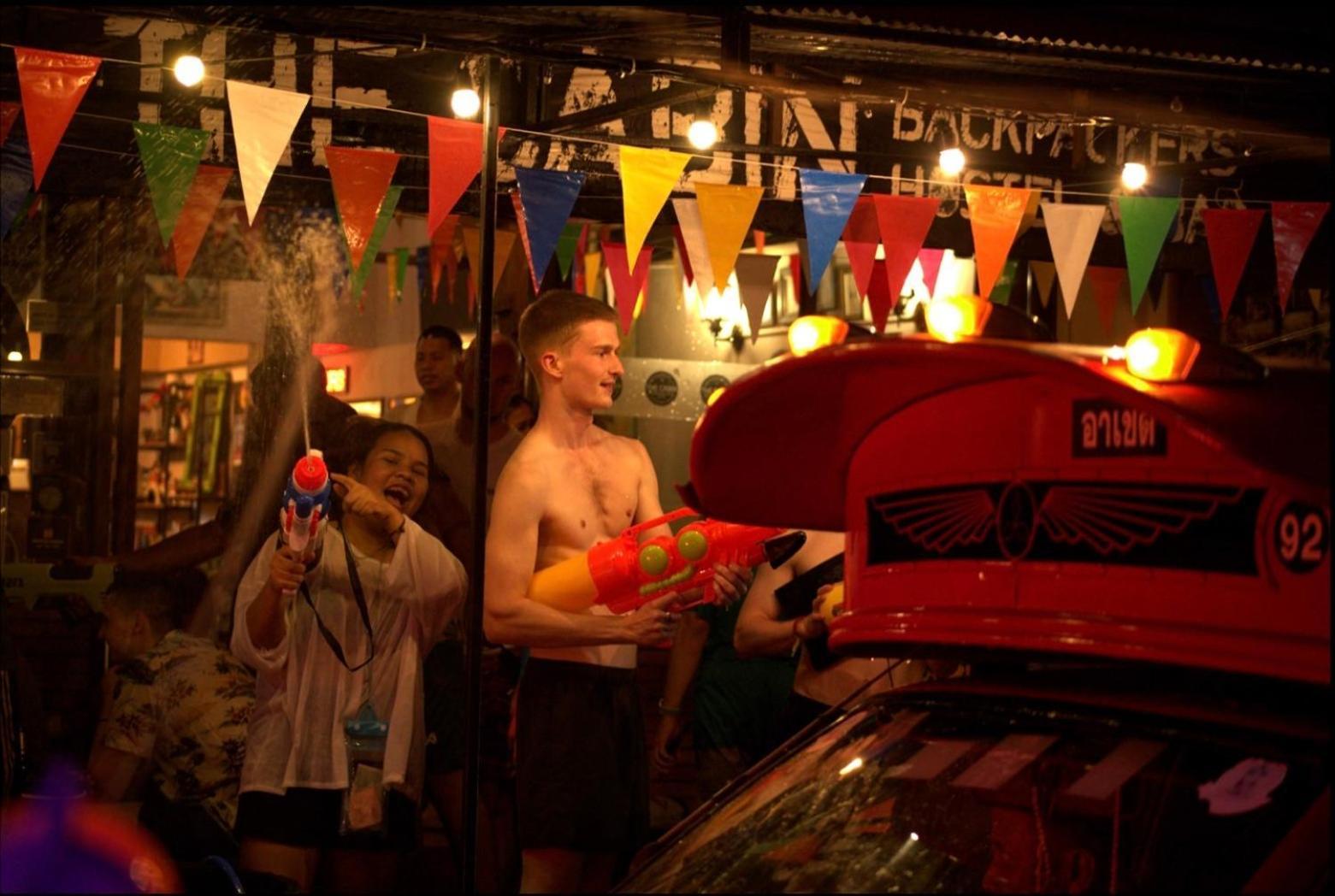 The Cabin Backpackers Hostel & Bar Чиангмай Экстерьер фото