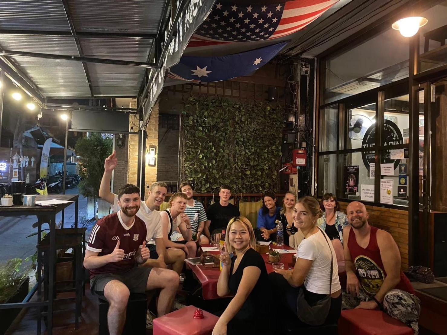 The Cabin Backpackers Hostel & Bar Чиангмай Экстерьер фото